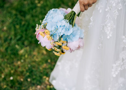 Brudbukett med blå Hortensia och rosa Pion