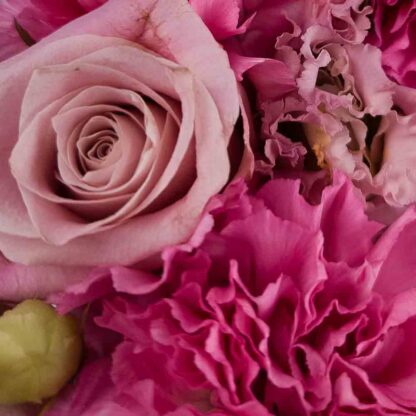Detaljbild Begravningskrans i rosa nyanser